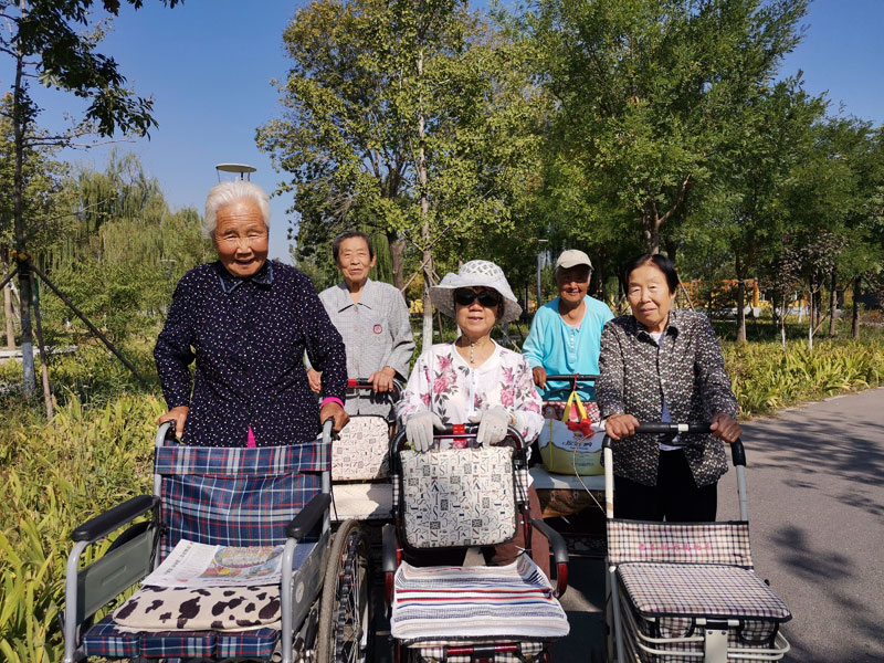 北京养老院-通州马驹桥院老年户外散步活动